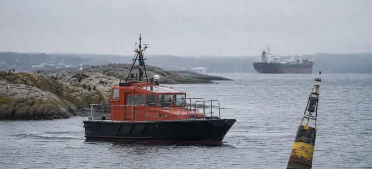 Befälhavare och lots åtalas för olyckan utanför Tjörn Lotsbåt i smalt farvatten där fartygsolyckan utanför Tjörn inträffade