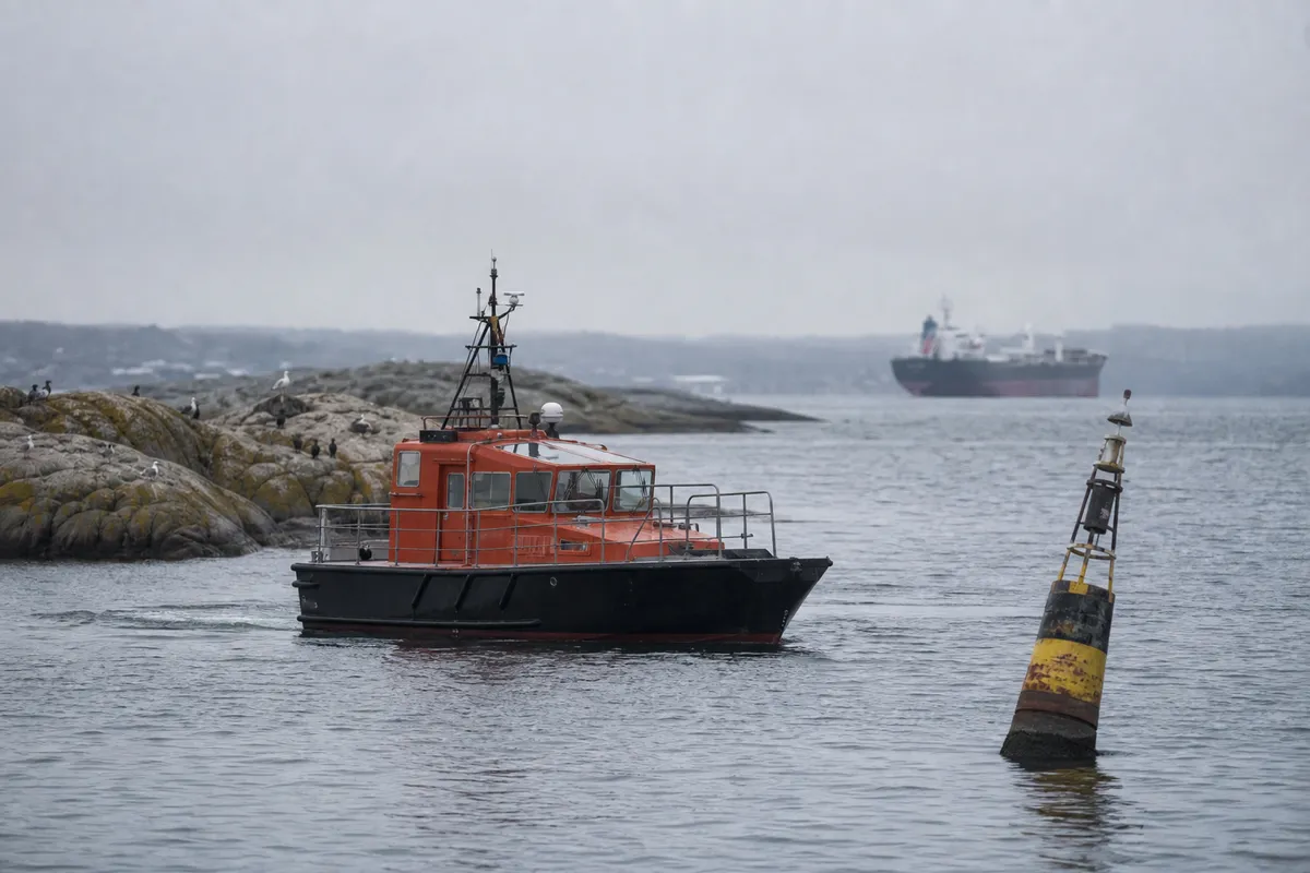 Lotsbåt i smalt farvatten där fartygsolyckan utanför Tjörn inträffade